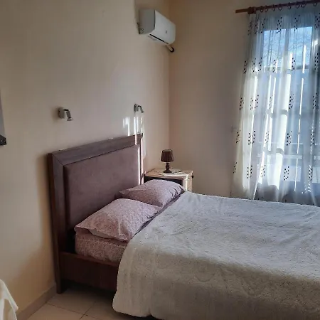Bianca Gazde/Camere de închiriat Kremastí